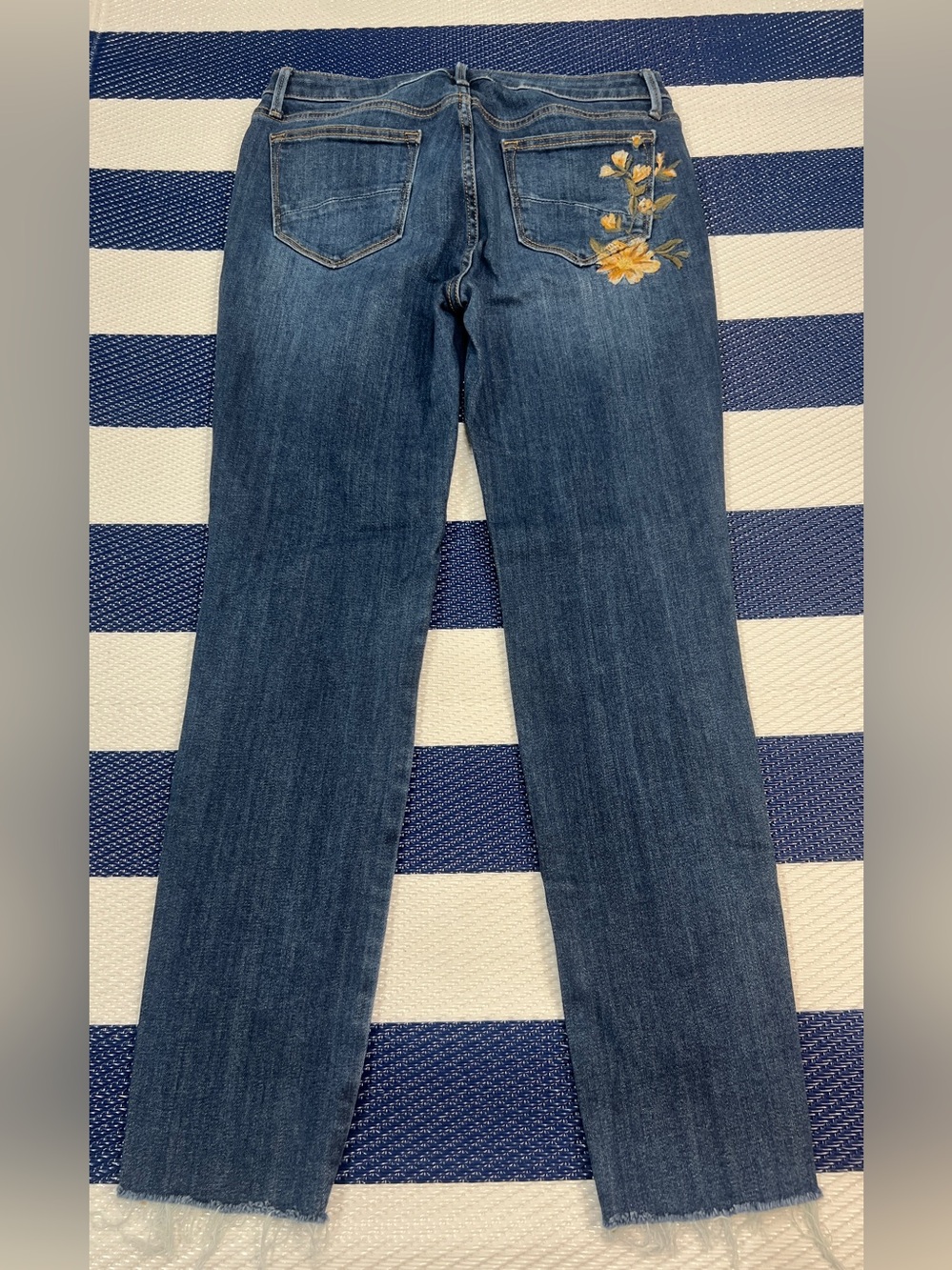 DRIFTWOOD Women’s Embroidered Floral Cropped Jeans Frayed Hem 29 - Picture 4 of 9